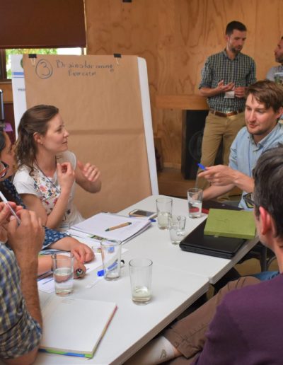 La Dra. Gabriela Pirk discutiendo ideas en el taller
